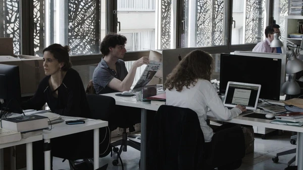 People work in newsroom in "Depuis Mediapart".