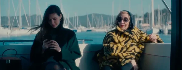 Two women are on a boat, hinting at tension in "La Source du mal".