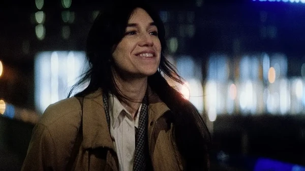The single mother smiles in the night scene of Paris in "Les Passagers de la nuit".
