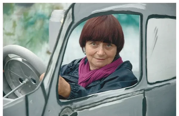 Woman sits in car in "Les plages d'Agnès".